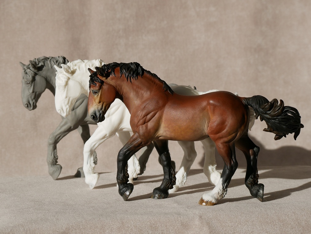 modele koni w fazach rzeźby, odlewu i malowania