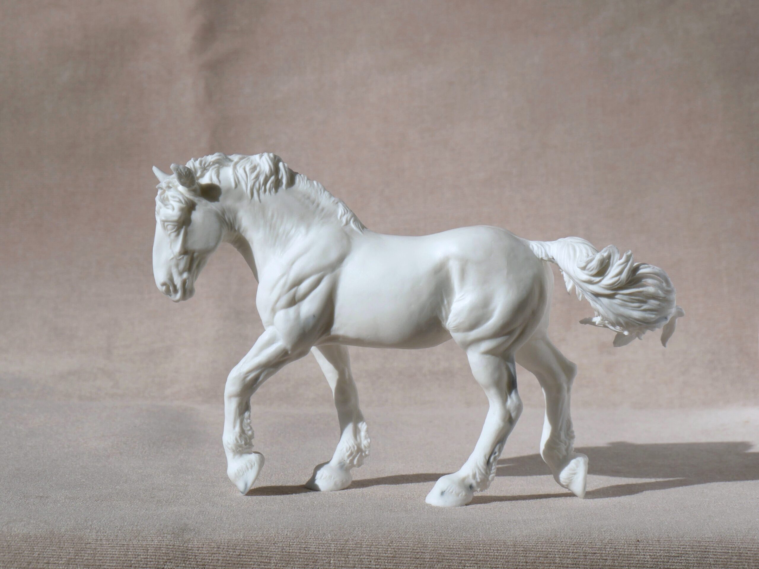 artist resin horse model, rzeźba klaczy zimnokrwistej w stępie